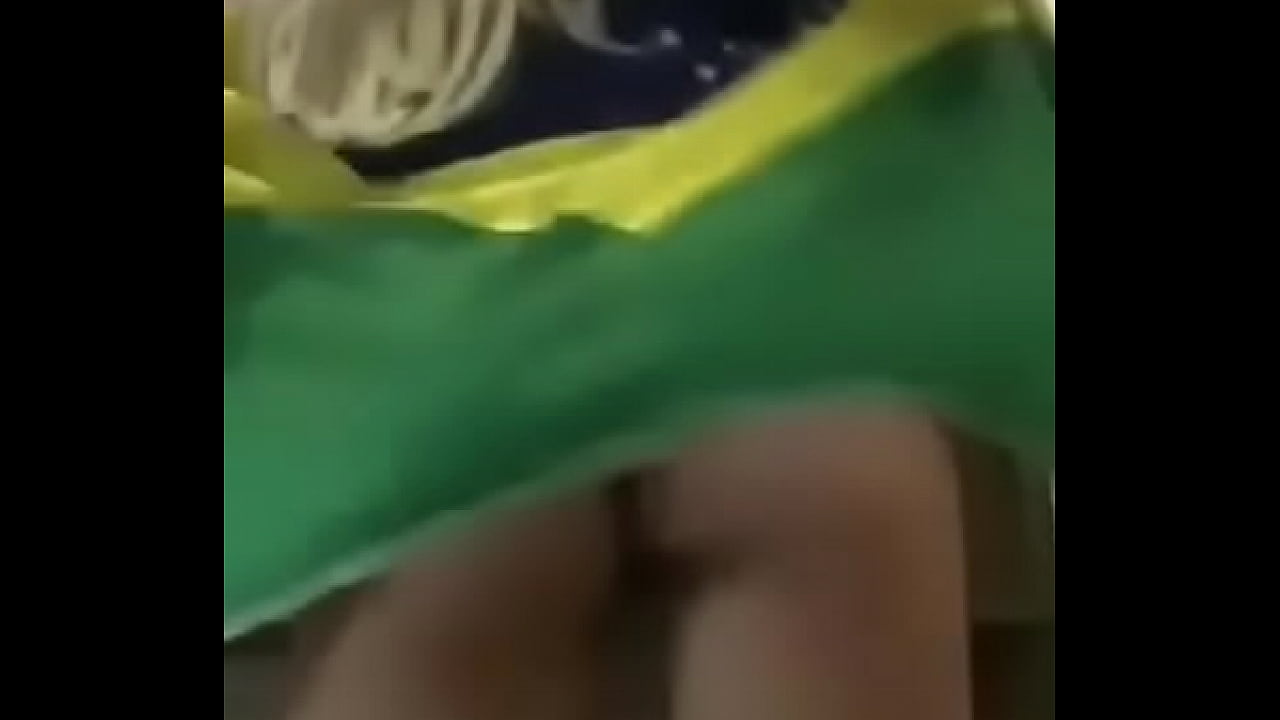 Puta gostosa mostra a xoxota na vit&oacute;ria de Bolsonaro