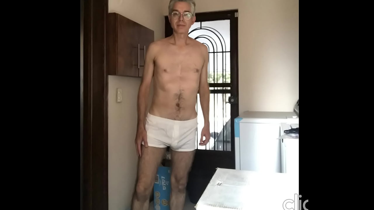 Sonido de hombre que se masturba jalandose la verga haciendo que los testiculos bolas huevos se muevan para un lado y el otro hacia arriba y abajo dando golpes en su pierna para sentir mas placer sexual al masturbarse hasta el orgasmo Monterrey Mty Mexico