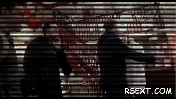 Hottie takes it up the wazoo