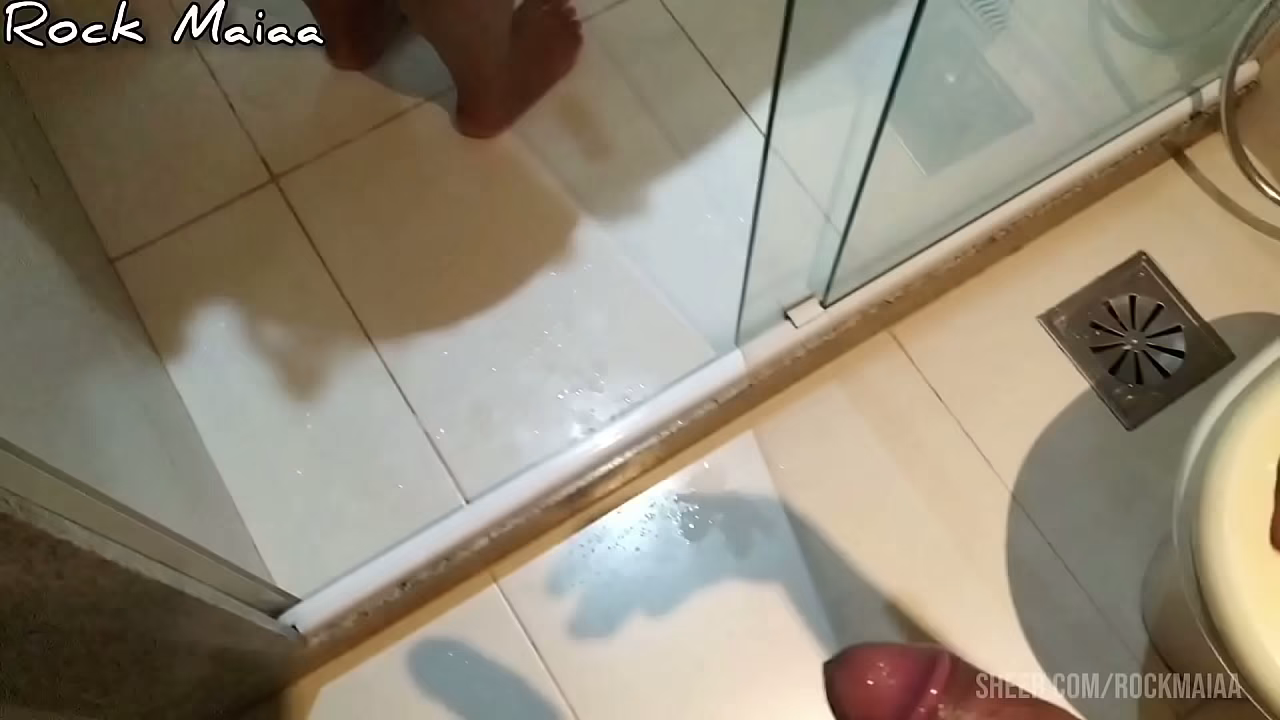 MIJANDO E BRINCANDO COM O CU DA GR&Aacute;VIDA, REALIZANDO O SONHO DO CORNO DELA.