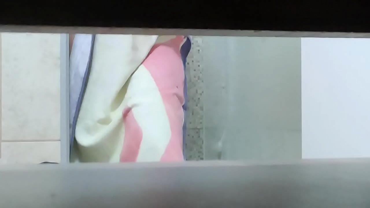 Irm&atilde; com marquinha gostosa &eacute; gravada tomando banho sem ela saber