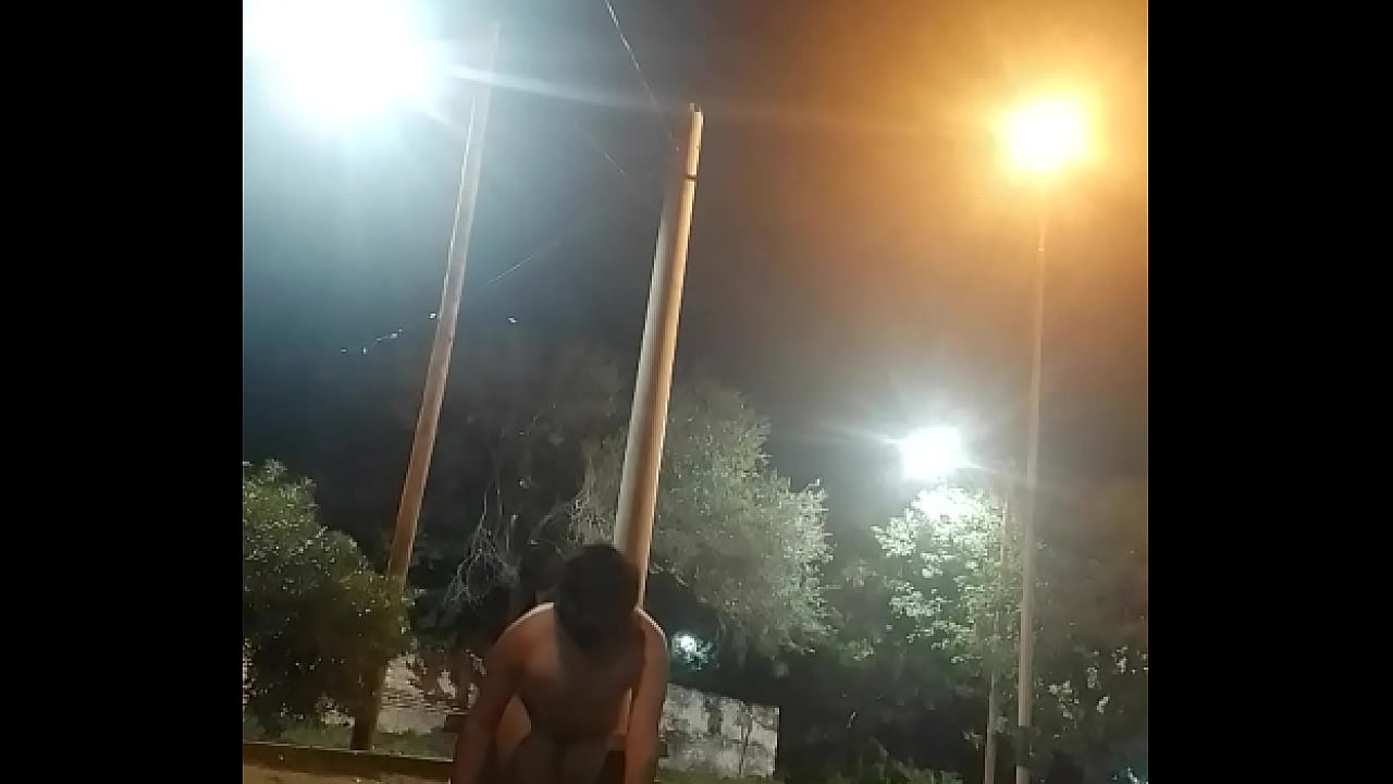 Afeminado se exhibe en parque publico