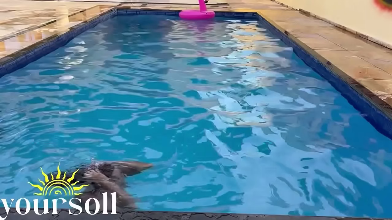 tomando banho de piscina pelada com minha melhor amiga branquinha