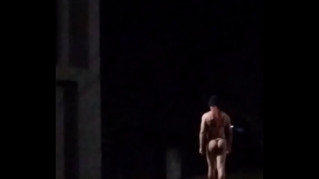 Puta vagabunda desfilando na rua de madrugada
