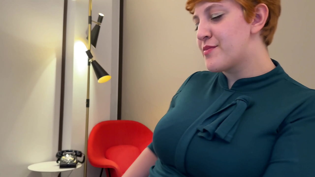 Your Assistant isn&rsquo;t wearing panties and wants your cock - Casting Curvy