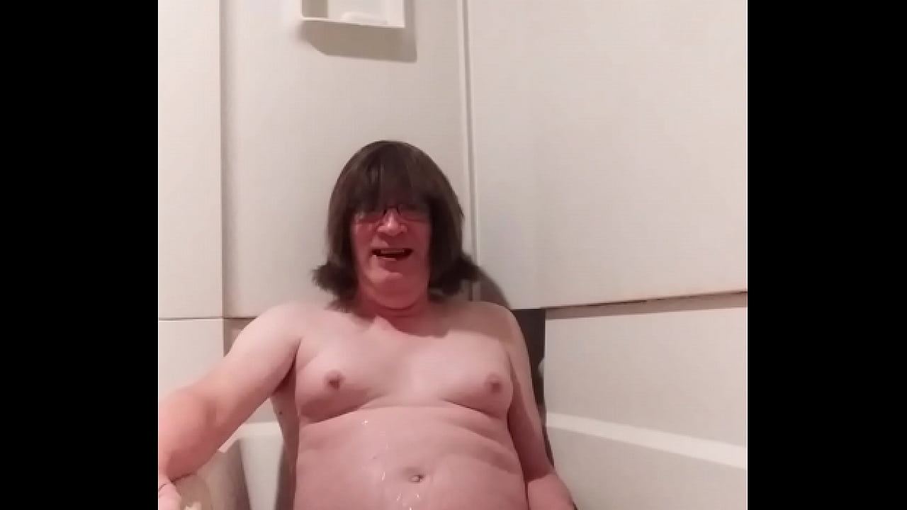 Solo pissing in tub