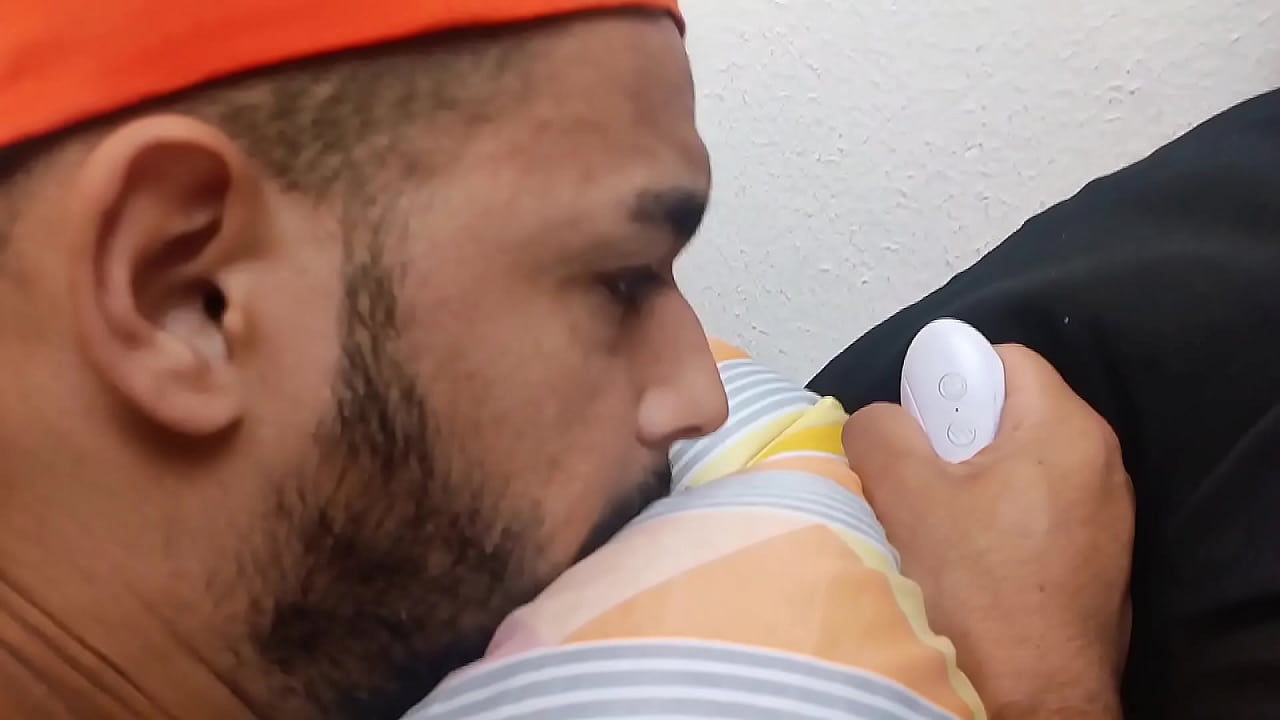 O PARCEIRO ME DEU BRINQUED&Atilde;O PRA BRINCAR E DEPOIS METER O PAU DENTRO.