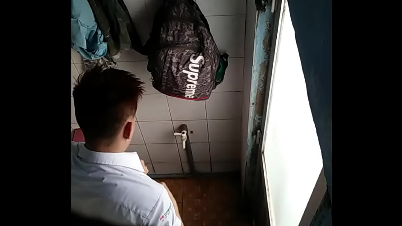 quay l&eacute;n trai cu bự v&agrave; trắng tắm ở ph&ograve;ng gym quận T&acirc;n Ph&uacute;