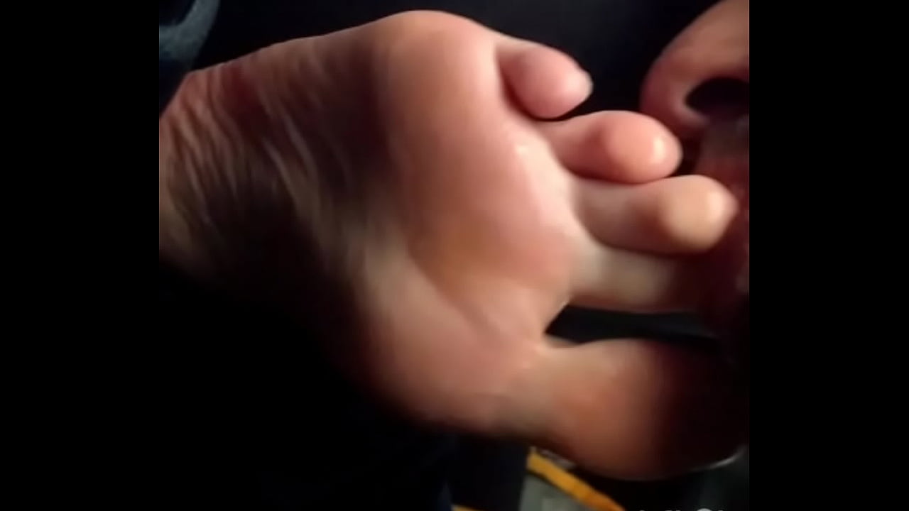 P&eacute;s loira - chupando ded&atilde;o , unhas clarinhas