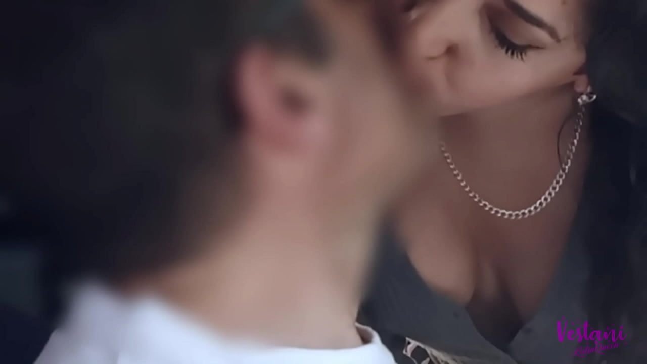 Esposa caliente masturbando a un extra&ntilde;o en lugar p&uacute;blico