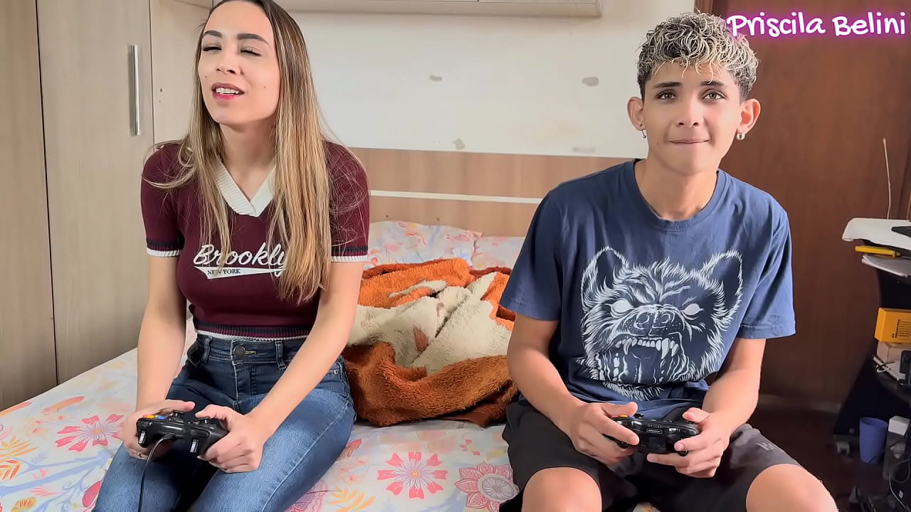 Gozei gostoso sentando no pau do meu meio irm&atilde;o quando minha madrasta saiu (completo no RED)