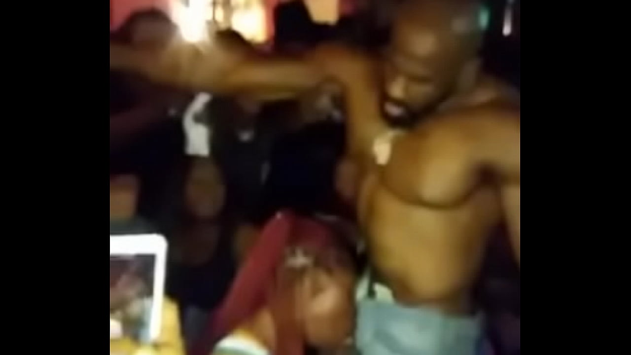 Il se fait sucer en public