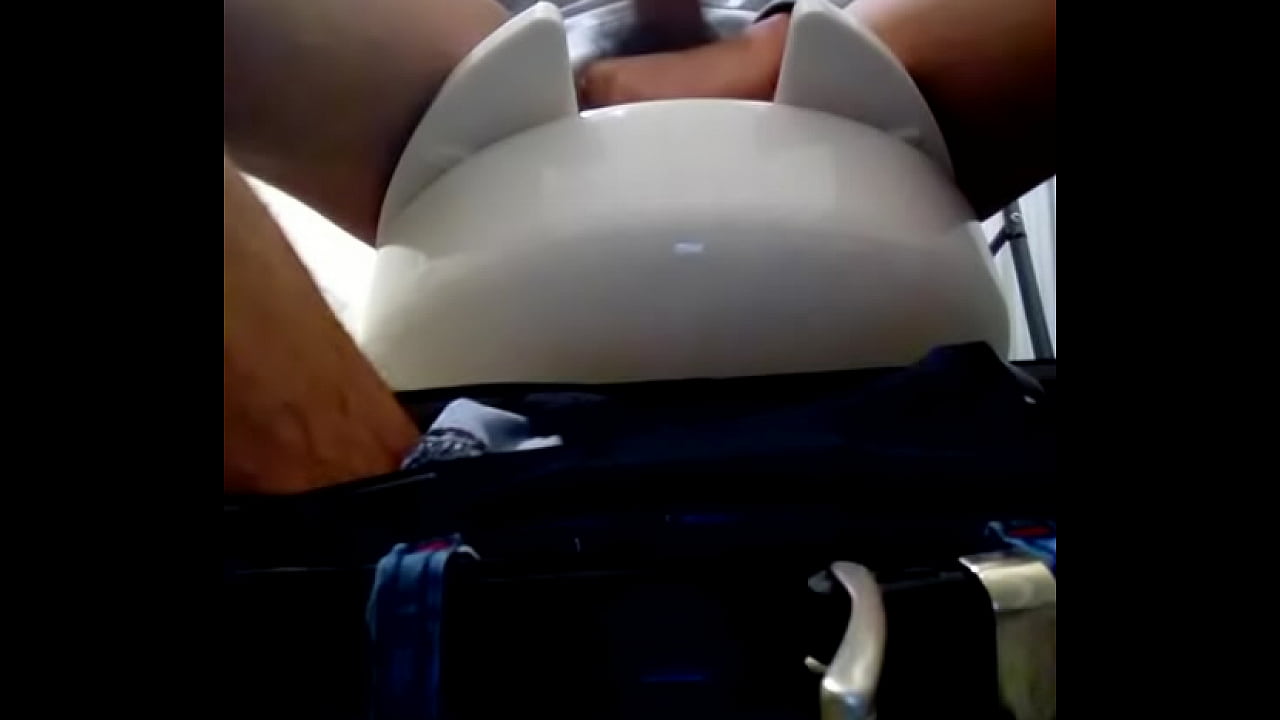 Gay  de p. de verga grande se masturba en el ba&ntilde;o y tira la leche