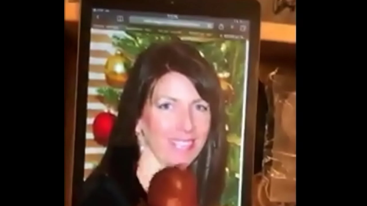 Sexy cougar gets cum tribute from BBC