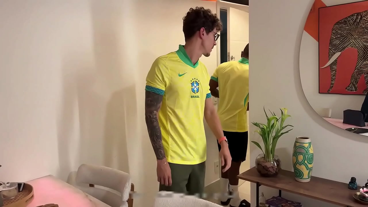 Sonho do gringo era dar pra dois pauzudos. Chamei meu amigo e fizemos uma DP nele.