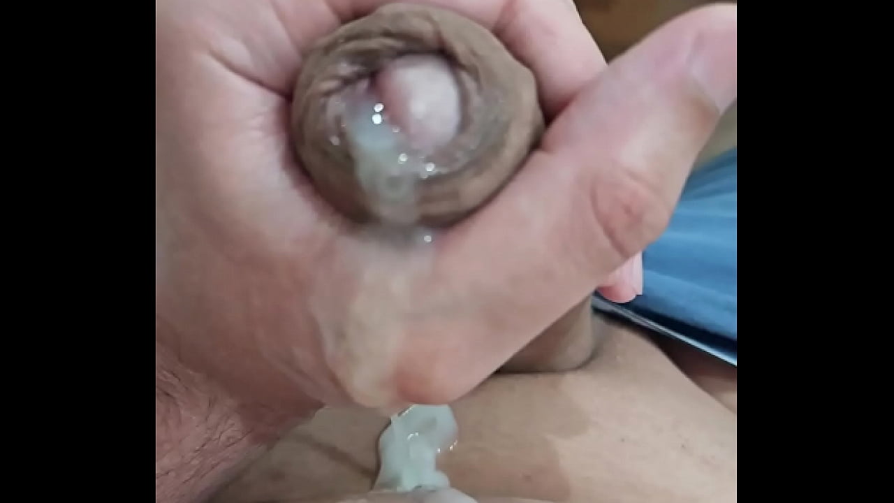 NOVINHO DO PENIS GIGANTE BATENDO PUNHETA