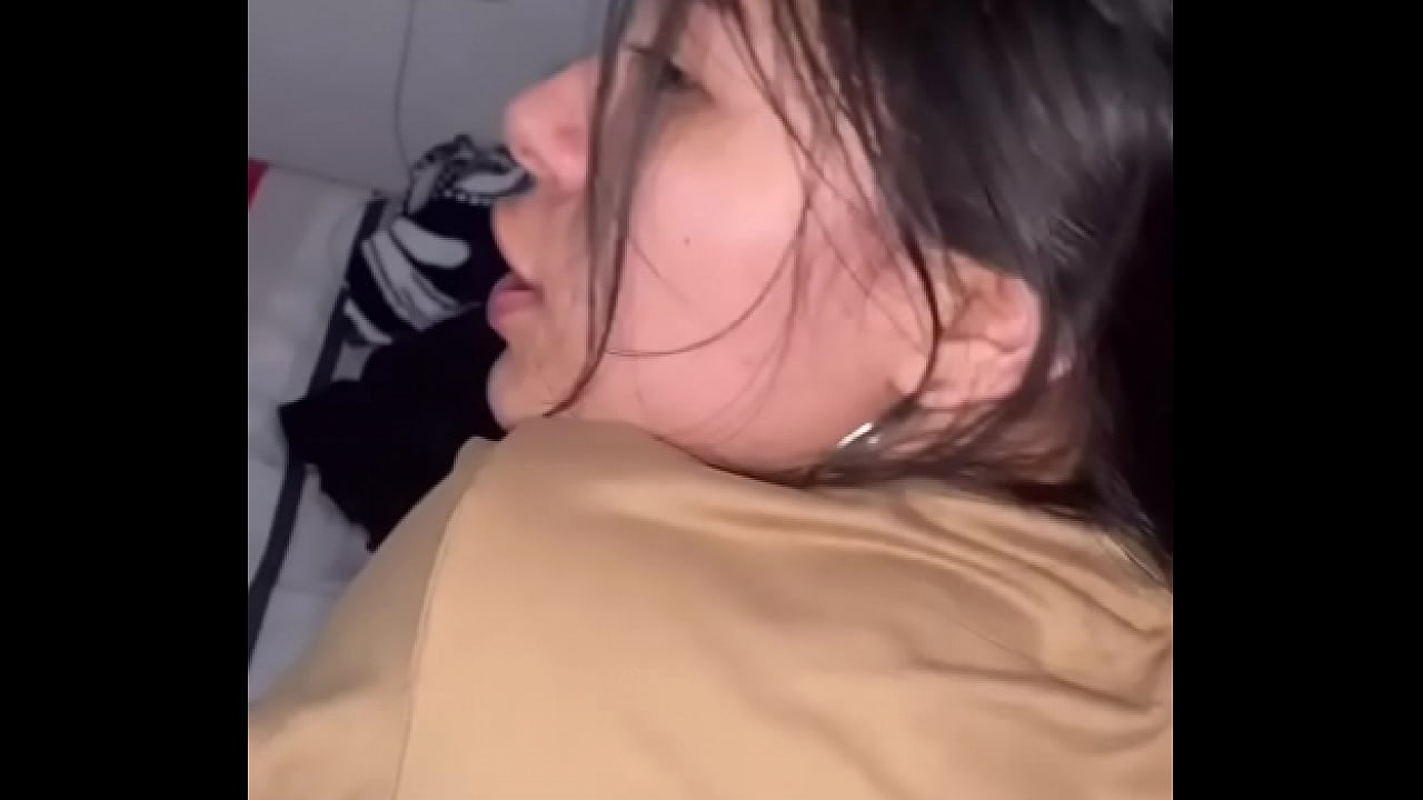 madrastra caliente me ofrece su co&ntilde;o mojado y cremoso