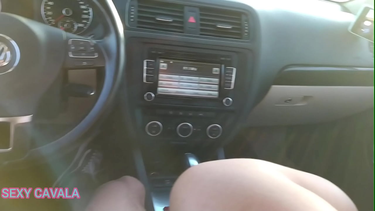 Boquete perfeito engasguei no pau do motorista em via p&uacute;blica - morena latina bunda gostosa pagando carona com boquete sensacional