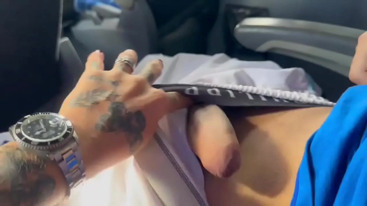 Fui para praia com meus tios e primos e no caminho meu primo come&ccedil;ou a passar a mao na minha perna me deixando com tesao ...