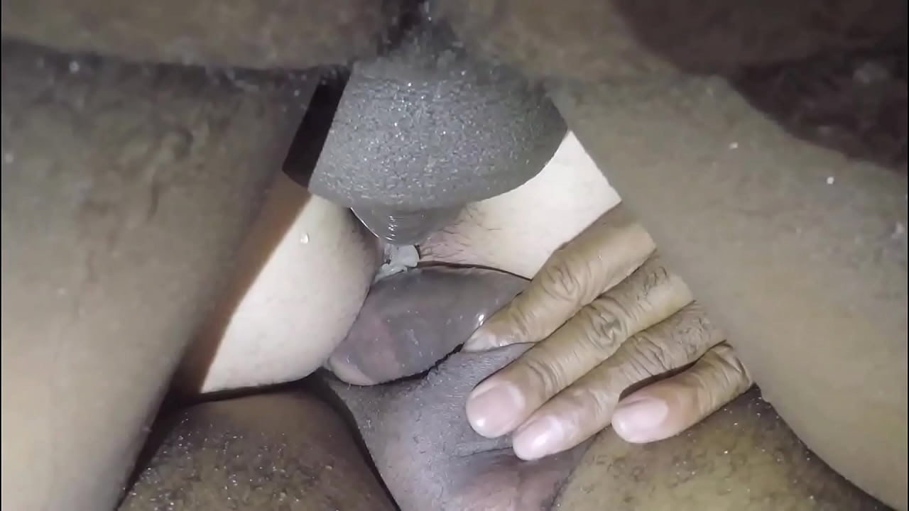 Namorada putinha vai para o motel com tr&ecirc;s amigos enquanto o corno assiste ela sendo arrombada por negros pauzudos