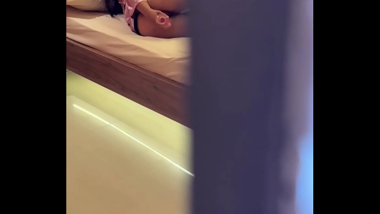 ATRAPO A MI MADRASTRA NALGONA MUY CALIENTE EN SU HABITACION Y ME SACO TODA LA LECHE A SUS ESPALDAS.