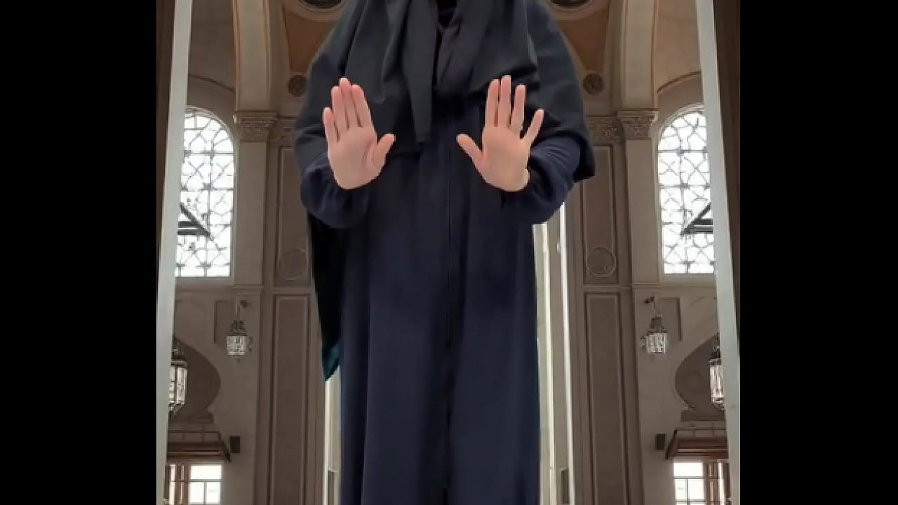 Abaya & Hijab Try On