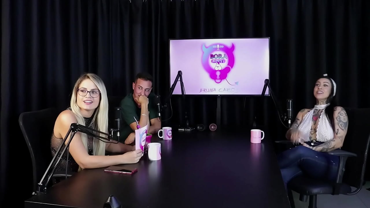 Gosta de fazer um boquete babado, teve o gang bang reverso, j&aacute; realizou quase todos os fetiches e adora invers&atilde;o - Lexi Mallet (SHEER/RED)