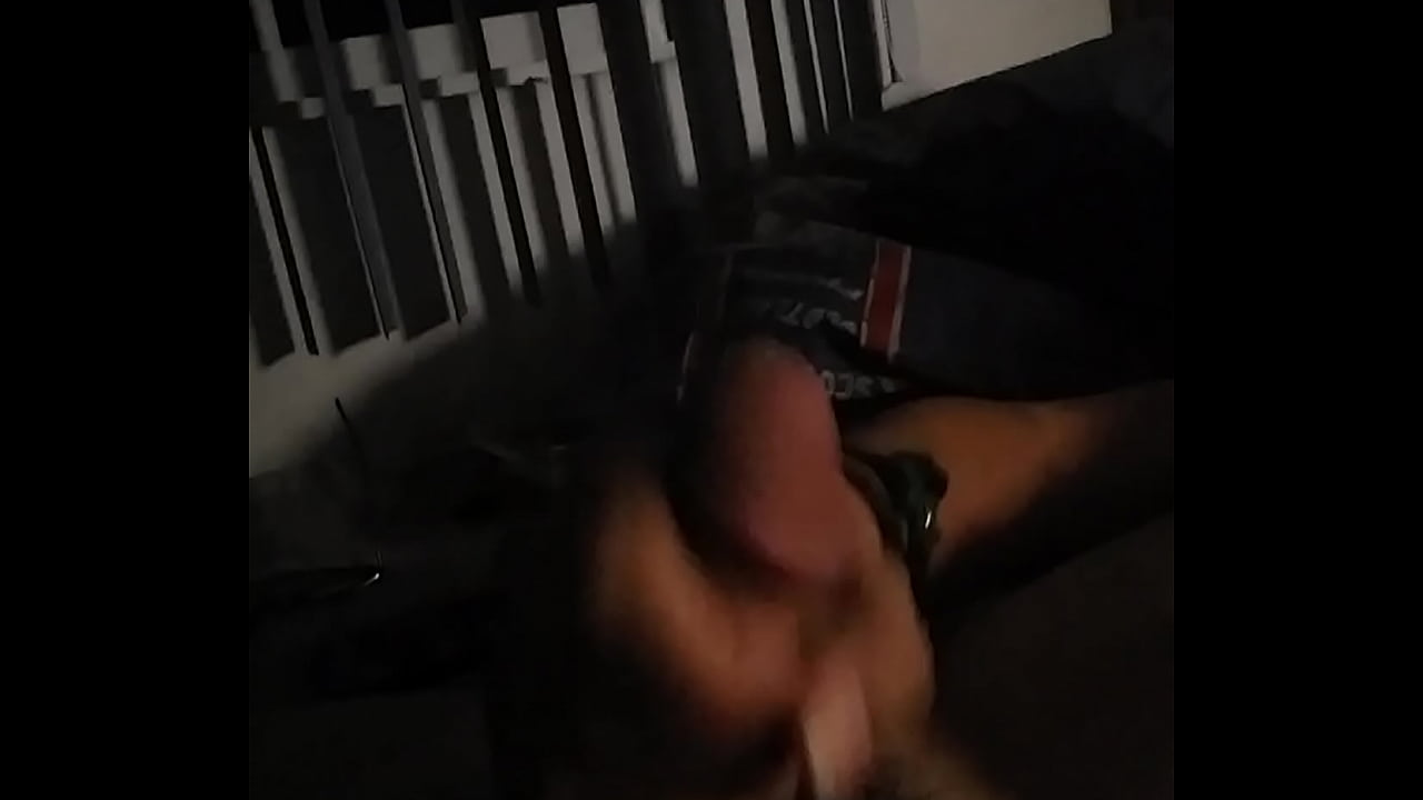 Masturb&aacute;ndome en la cama