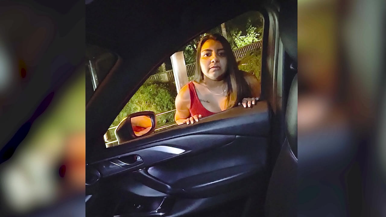 Jovencita Traga Semen En El Coche