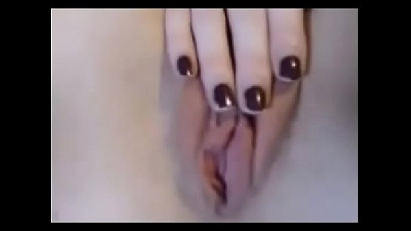 Novinha de 19 e seu grelo rosa