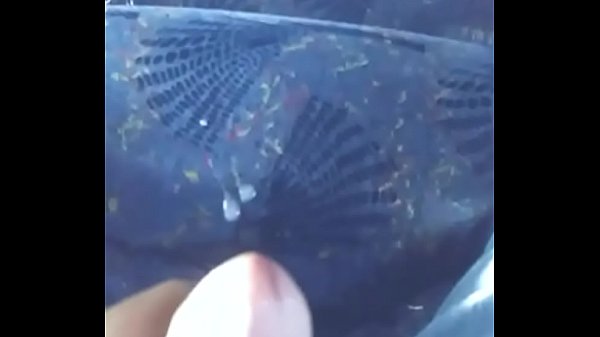 Abord&oacute; del autob&uacute;s me pajeo hasta llegar al orgasmo