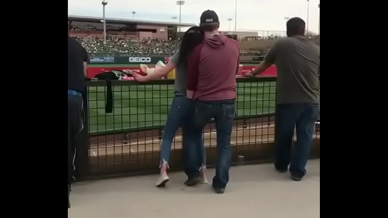 Mi novia se deja masturbar mientras ve el futbol