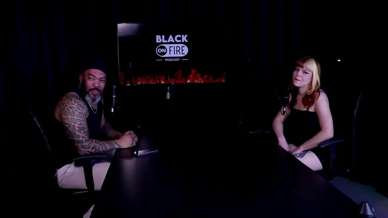 Gostosa faz um stripper sensual e mostra seus lindos peitos, fala que tem um tempo que n&atilde;o transa e bate um papo com o apresentador - Middy (WATCH ON: SHEER/RED)