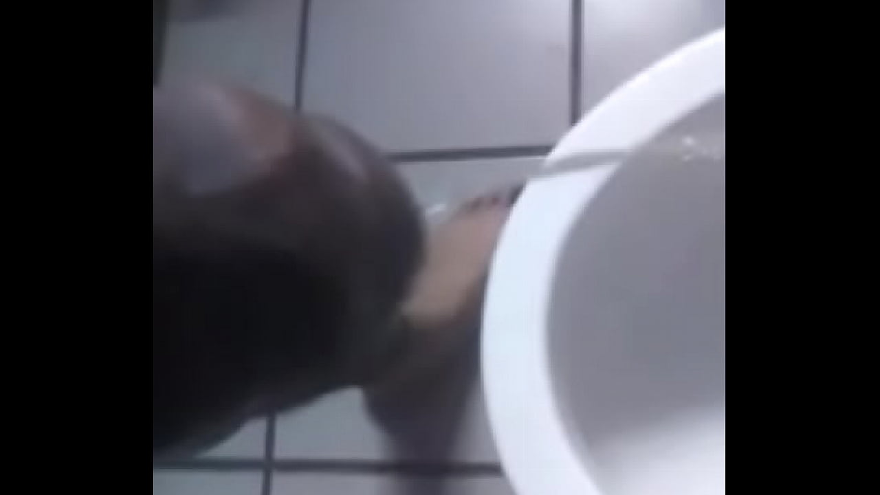 meando en el ba&ntilde;o