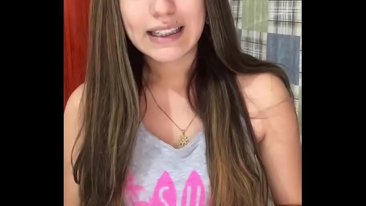 Chica  ense&ntilde;ando ropa sexy