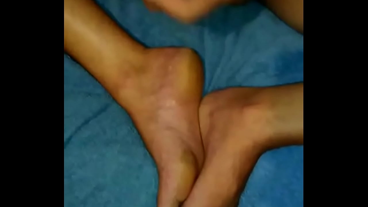 Nicoexhib gicle sur ses pieds et joue avec son sperme pour le manger