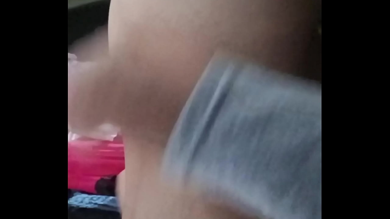 Chica de hermosos pechos montando y poni&eacute;ndose en cuatro