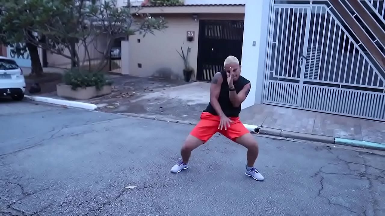 Novinho dan&ccedil;ando brega funk