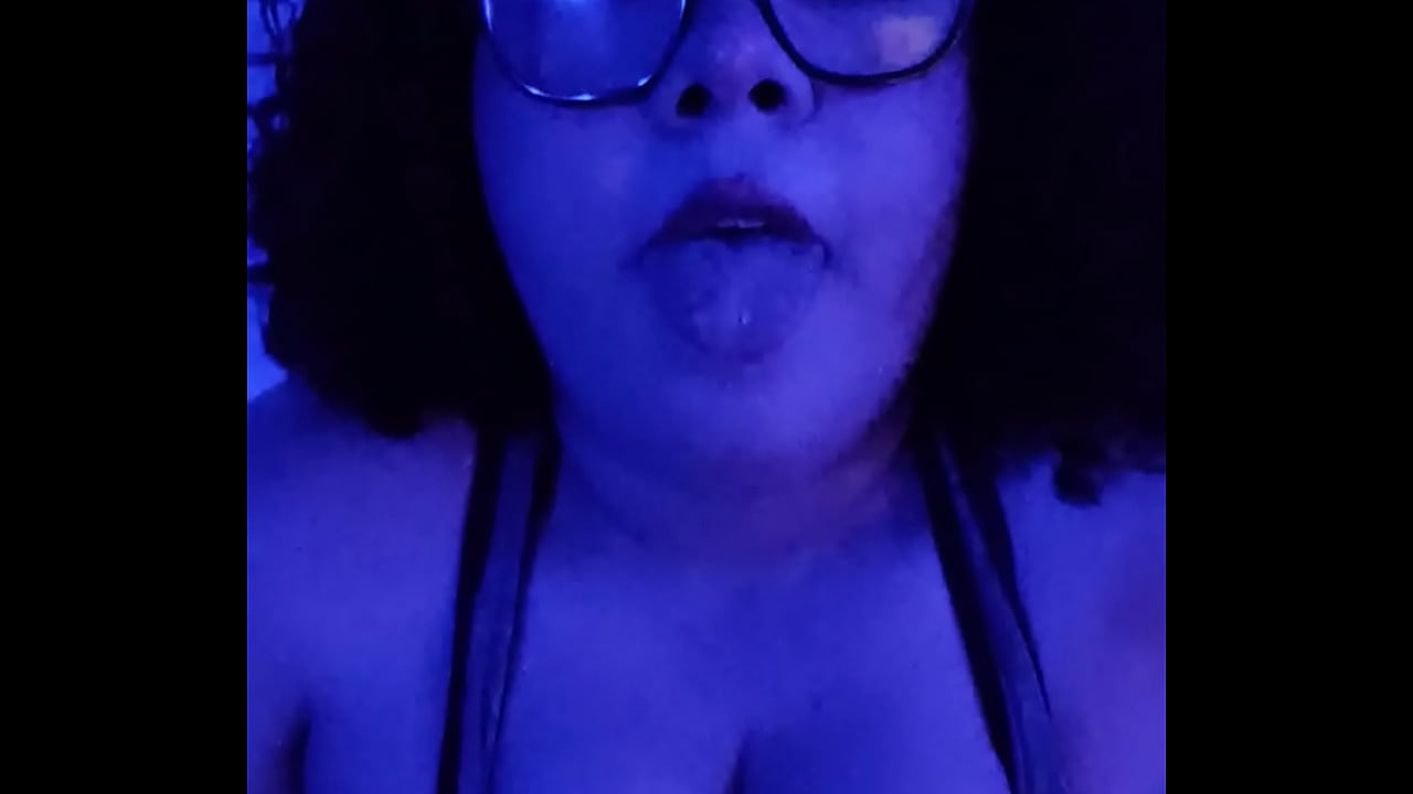 dan&ccedil;ando na frente da camera ao som de dick