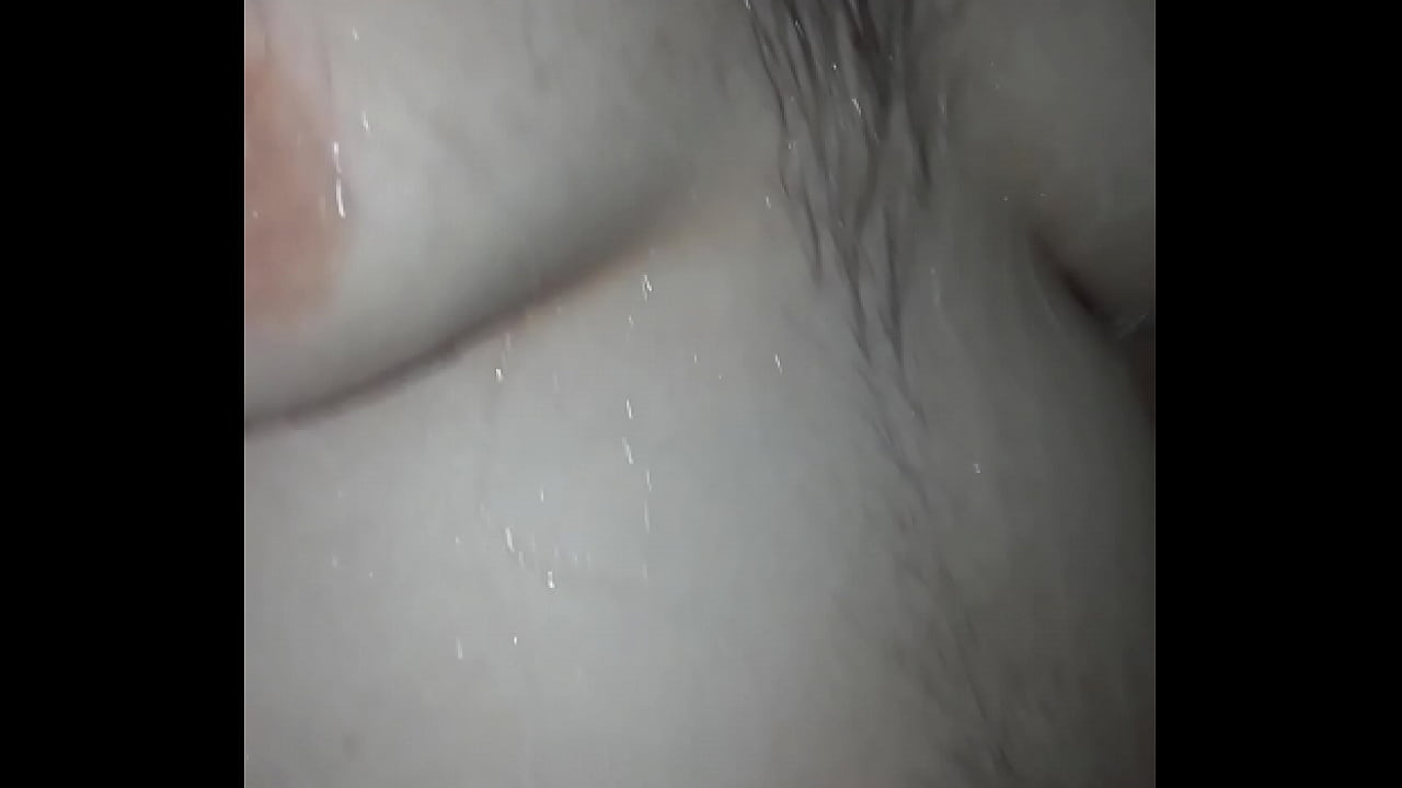 Gordinho tomando banho