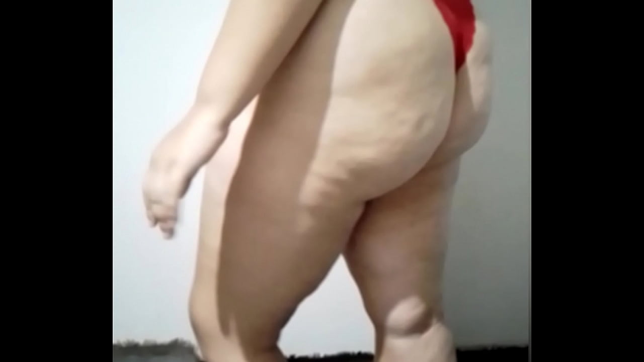 Rabuda rebolando e mostrando o tamanho da boceta