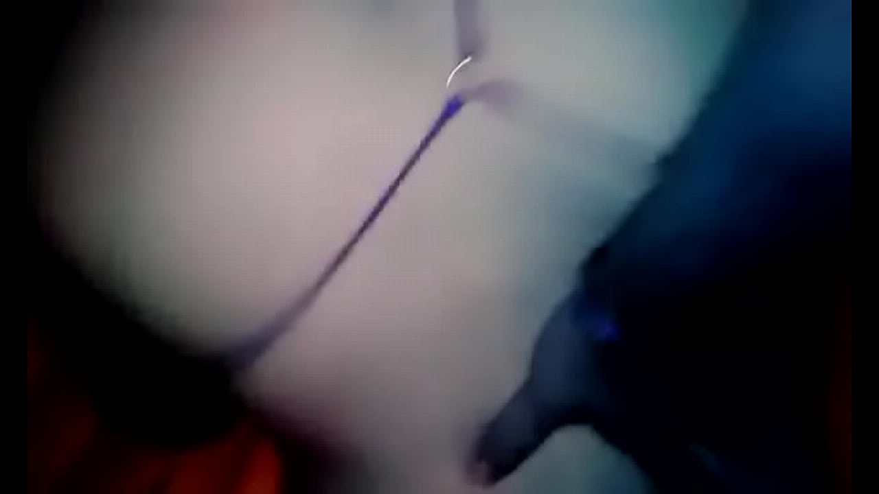 Le abro las nalgas a mi gordita amante