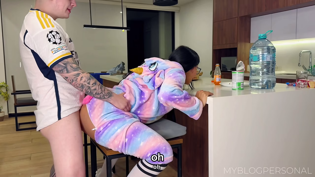 Sorprendo a mi hermanastro con mi nueva pijama de unicornio y tenemos sexo por primera vez anal en mi culito