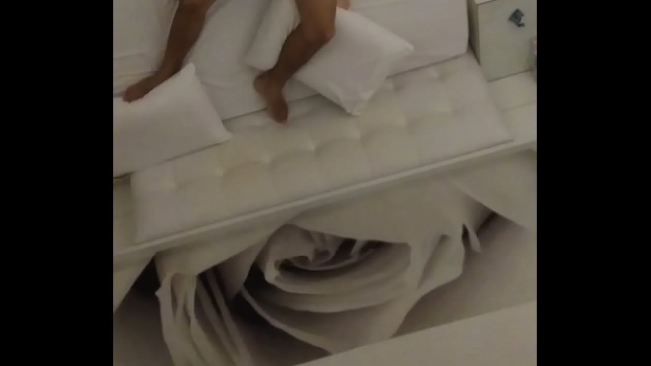 Assistindo minha mulher no espelho do motel