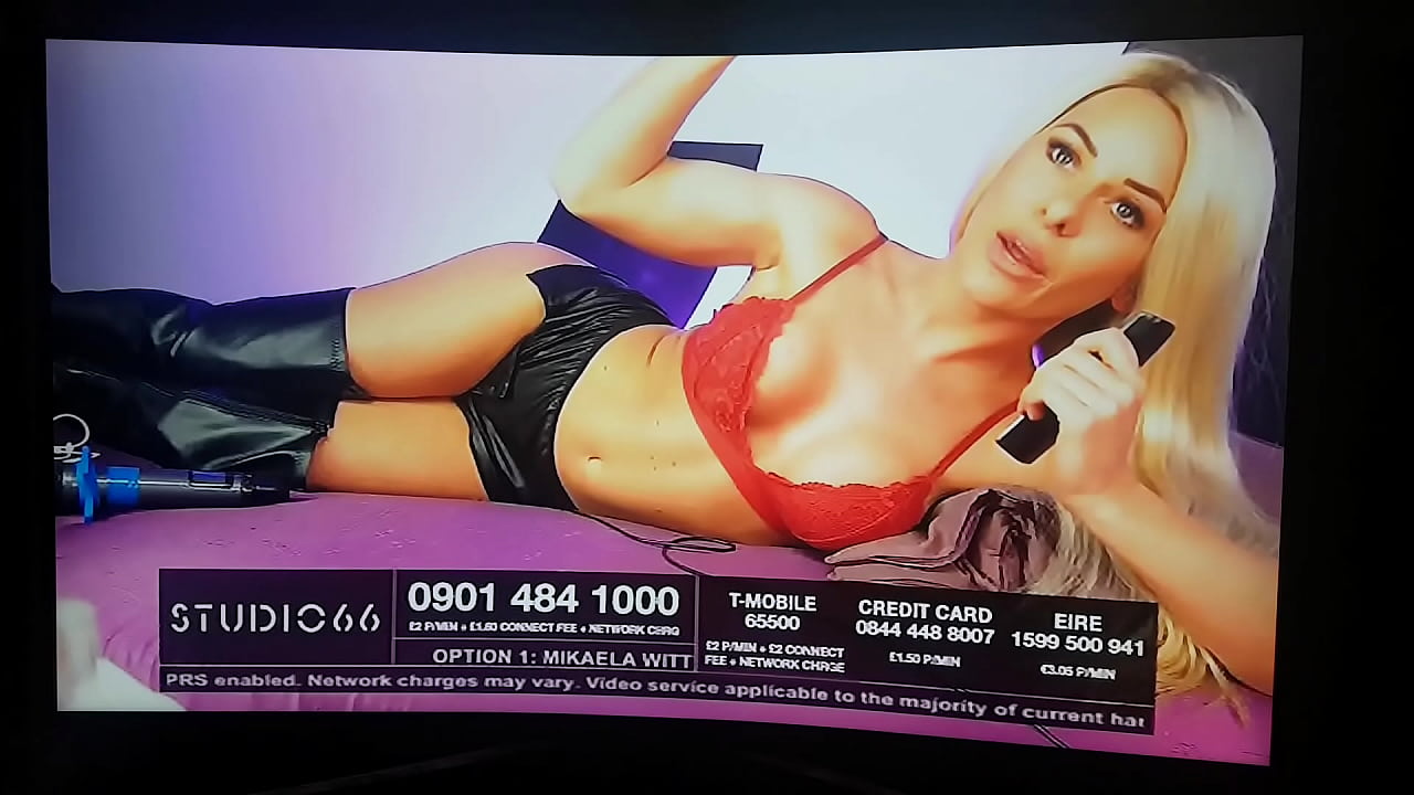 M!kaela W!tt babestation babe flexing big biceps and quads