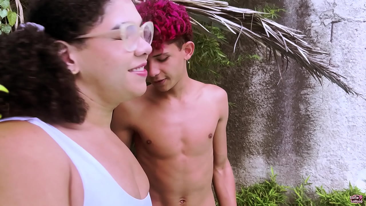 NOVINHO VEIO LIMPAR MINHA PSICINA, ACABOU ARROMBANDO MEU CU SEM D&Oacute;