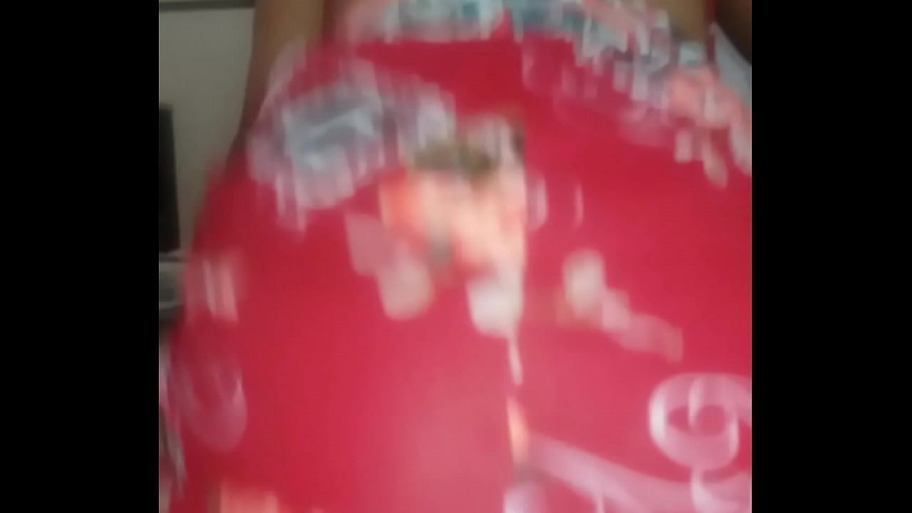 Novinha descascando a rola com a buceta