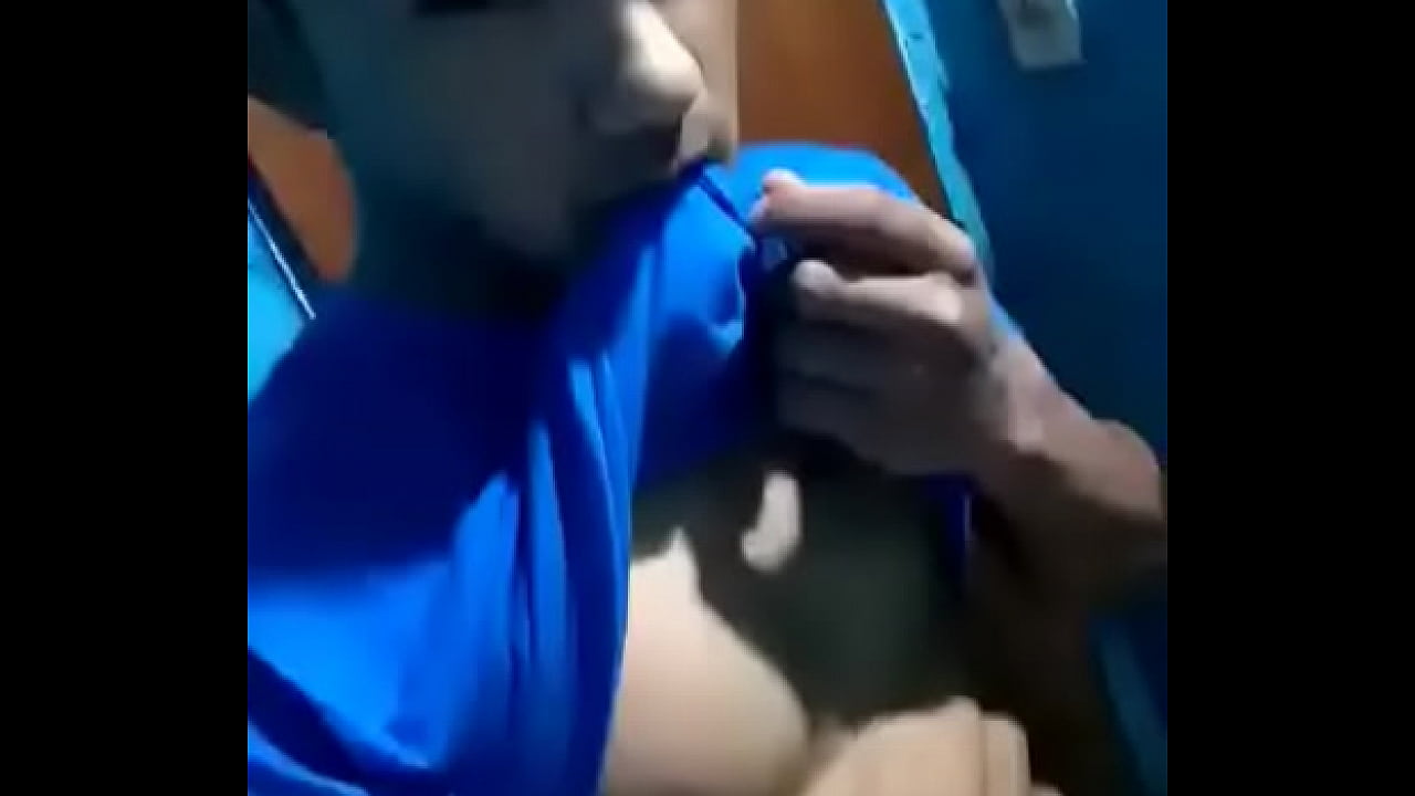 Futbolista se Toca en el camar&iacute;n