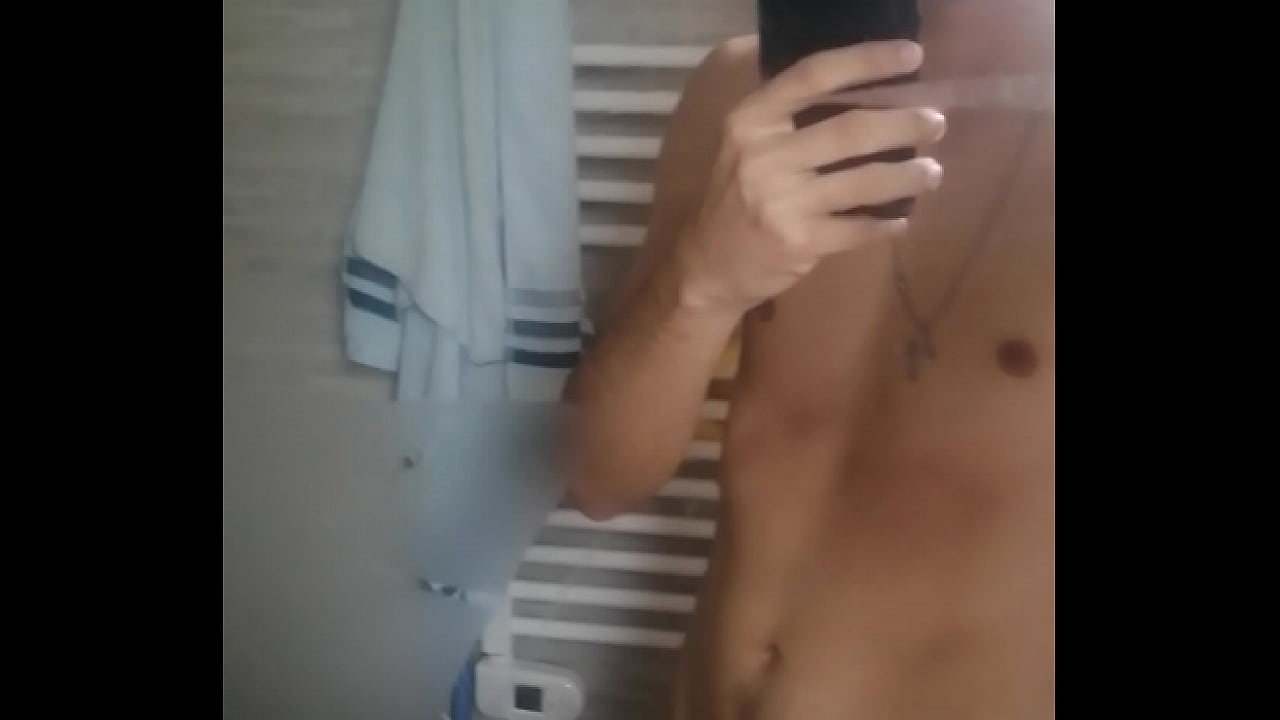 Mir&aacute;ndome al espejo despu&eacute;s de darme una ducha