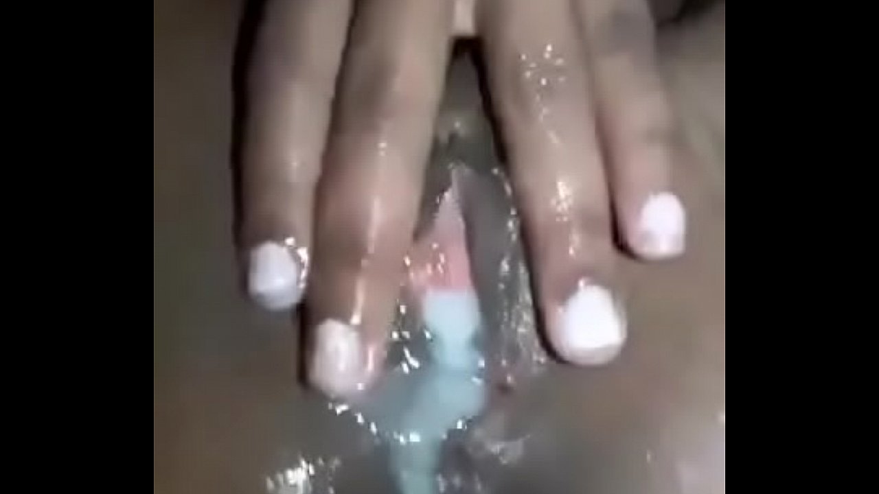 Perra se masturba para mi